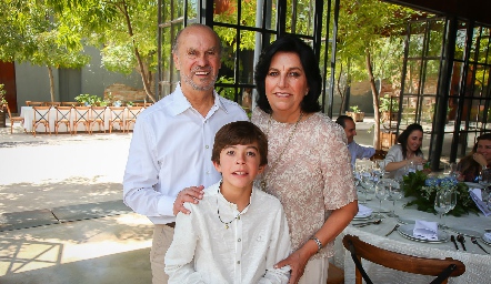  José Barragán y Cristina Suárez con su nieto Gonzalo Benavente.
