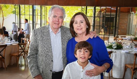 Gonzalo y Carmen Benavente con su nieto Gonzalo. 