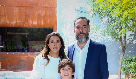  Cristina Barragán y Gonzalo Benavente con su hijo Gonzalo.
