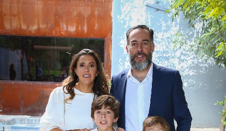  Cristina Barragán y Gonzalo Benavente con sus hijos Gonzalo y José María.