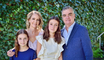  Bea Bárcena y Antonio Carral con sus hijas Ana Lucía y Andrea.