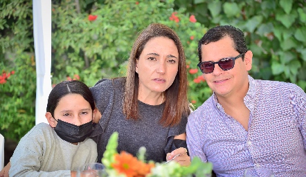  María José Abaroa y Sergio Quibrera con su hija Maite.