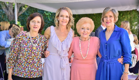  La cumpleañera con su mamá y sus hermanas, Maricarmen, Bea, Carmen y Cecilia Bárcena.