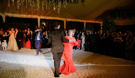  Gustavo bailando con su mamá Alma Aradillas.