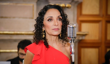  Fernanda Meade cantó el Ave María.
