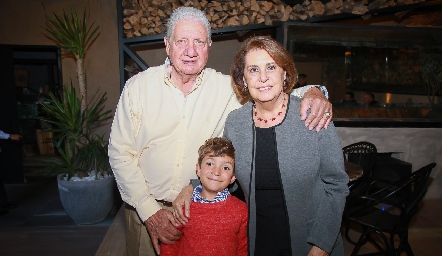  Jorge y Graciela con su nieto Santi.