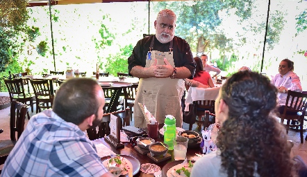  Chef Ricardo Suárez presentando historia del platillo.