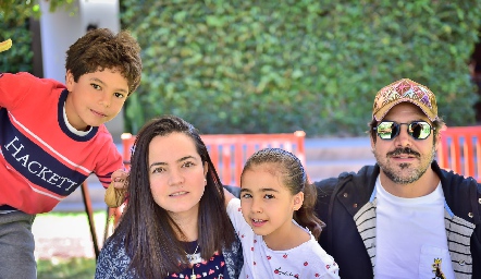  Miguel, Mariana, Ania y Miguel Martínez.