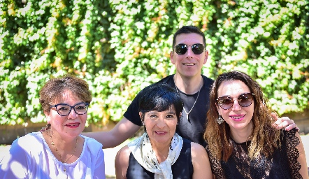  Cristian Blúm, Antelia, Martha y Rina .