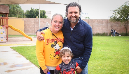  Jessica Torres y Tomás Salazar con su hijo Tomás.