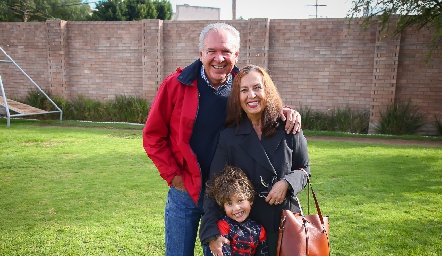  Gustavo Salazar y Martha González con su nieto Tomás.