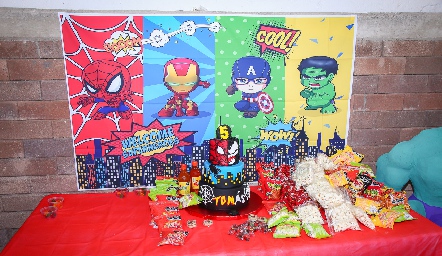  Mesa de dulces y piñata.