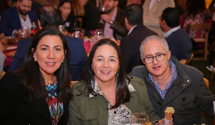  Claudia Pozos, Claudia Álvarez y Jorge Aldrett.