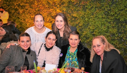  Ximena, Andrea, Marcela, Fátima, Bertha y Marcela Zapata.