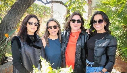  Daniela Gutiérrez, Michell Zarur, Deyanira Cázares y Anilú Enríquez.