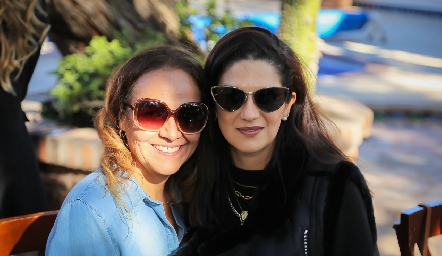  Vianey Díaz y Daniela Gutiérrez.