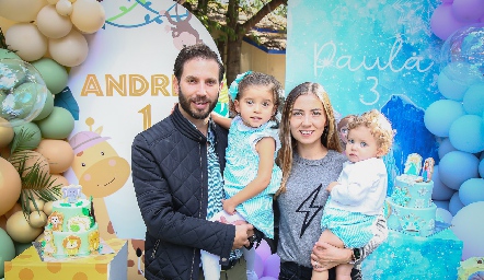  Andrés Torres y Elizabeth Treviño con sus hijos Paula y Andrés.