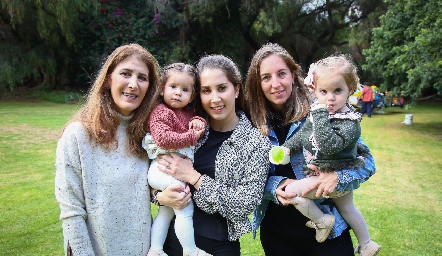  Mónica Hernández, Amelia Torres, Mónica Torres, Lucía y Emilia.