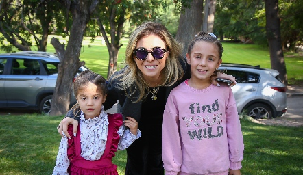  Claudia Oliva con sus hijas Victoria y Roberta.