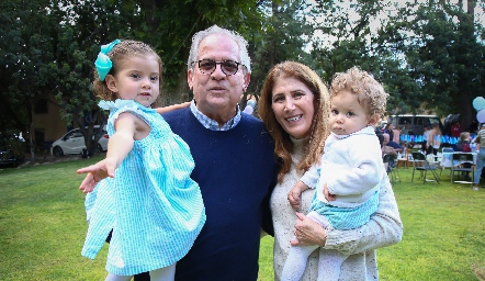  Miguel Torres y Mónica Hernández con sus nietos Paula y Andrés.