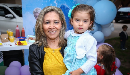  Elizabeth Báez con su nieta Paula Torres.