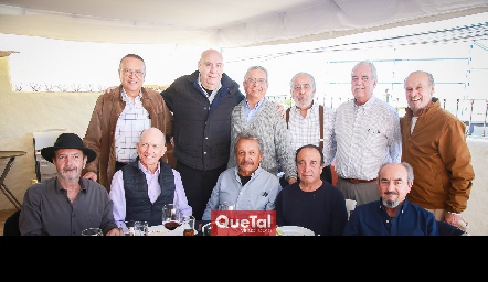  Fabián con sus amigos.
