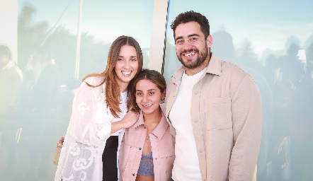  Valeria Alcalde, Rebeca Zamora y Carlos Morales .