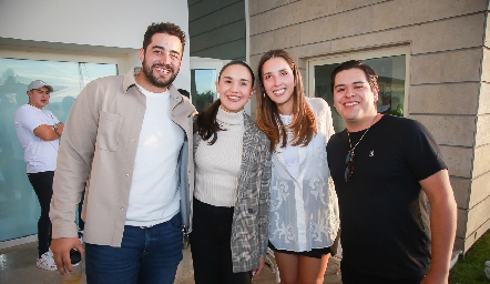  Carlos Morales, Eugenia Castañón, Valeria Alcalde y Daniel Reyes.