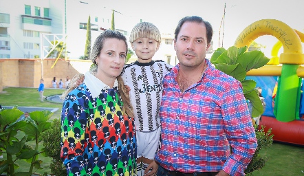  Cristina Ocejo y Luis Fernando Romero con su hijo Luis Fernando.