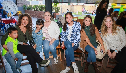  Mateo Valle, Mina, Irene, Ariadni Stavros, María José Torrescano, Gladys Castro y Sofía Siller.