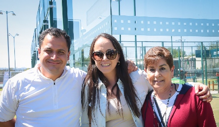  Juan Carlos Zapata, Karen Castillo y Gloria Andrade.