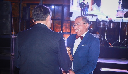  Entrega de reconocimiento.