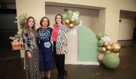  Rebeca Konishi con sus nueras María Claudia Barrera y Geo Rivera.