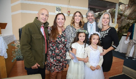  Francisco Ayala, Daniela Domínguez, María Espinosa, Juan Pablo Zambrano, Fabiana Padilla, Carlota Zambrano y Mía Ayala.