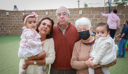  María Paula Manero, Cape Silos, Rolando Domínguez, Socorro Domínguez y María Domínguez.