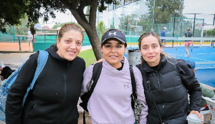  Mariana Herrera, Lorena Torres y Yolanda Álvarez.
