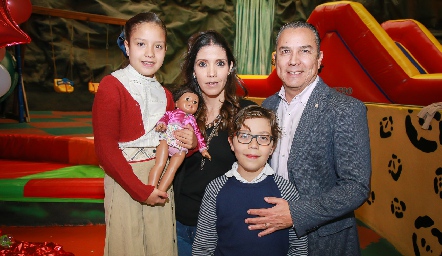  Elena Villegas Meade, Elena Meade, Jaime Villegas y Jerónimo Villegas.