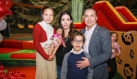  Elena Villegas Meade, Elena Meade, Jaime Villegas y Jerónimo Villegas.