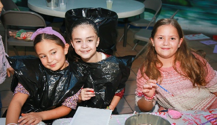  Emilia, Paula y Victoria.