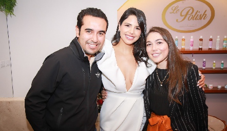  Julio Rodríguez, Fabiola Flores y Giselle Mercado.