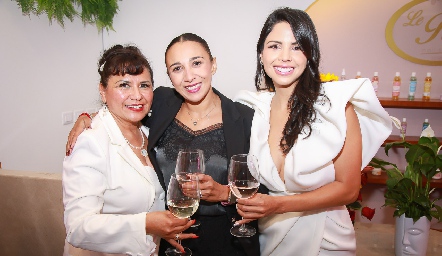  Juanita Tobías, Pamela Tomas y Fabiola Flores.