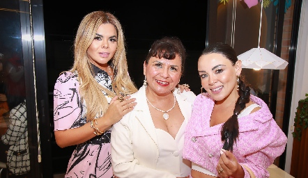  Elizabeth Gueñes, Juanita Tobías y Sukey.