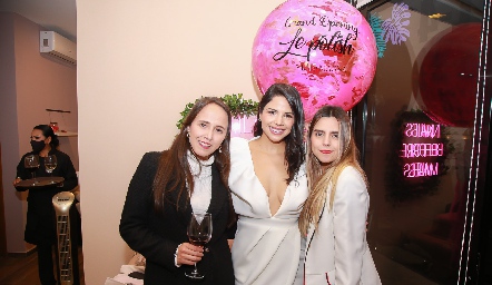  Karen Castillo, Fabiola Flores y Paola.