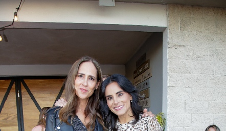  Adriana Pedroza y Anilú Enríquez.