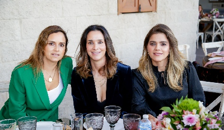  Patricia Estrada, Gabriela Estrada y Yezmín Sarquis.