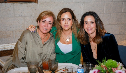  Karina Ramos, Paty Estrada y Gaby Estrada.