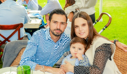 Andrés Allende y Maite Soberón con su hijo Andrés.