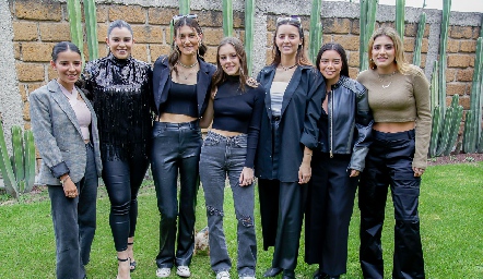  Daniela Navarro, Cassandra Nava, Natalia Gárate, Pau Mebius, Cristina Nava, Ale Cedillo y Regina Hinojosa.