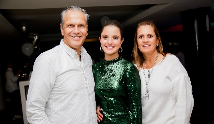 Humberto Siller y Mireya Payán con su hija Ilse.