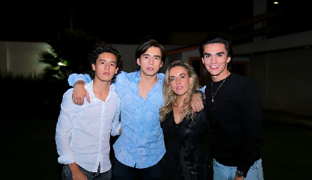  Mónica Torres con sus hijos Juan Pablo, Oscar y Jaime Ruiz.